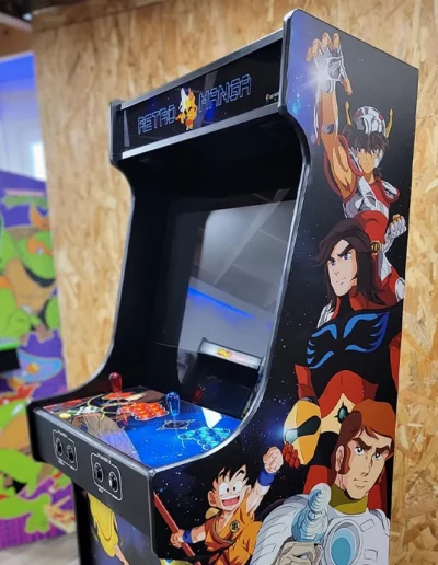 Une magnifique borne d'arcade décorée aux couleurs manga. Retrouvez Cobra, Goldorak, Olive et Tom et bien d'autres.